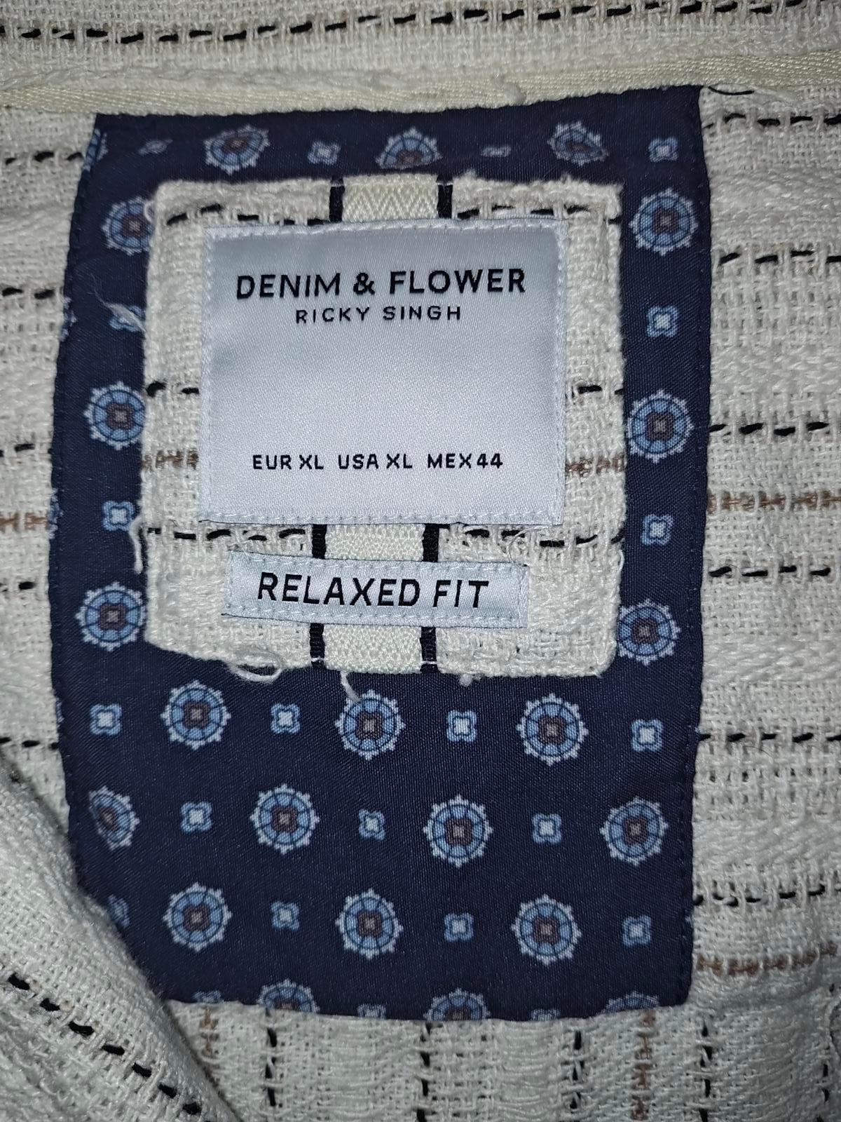 NWT Men's Casual Short Sleeve Button-Up Shirt with Stripe Pattern