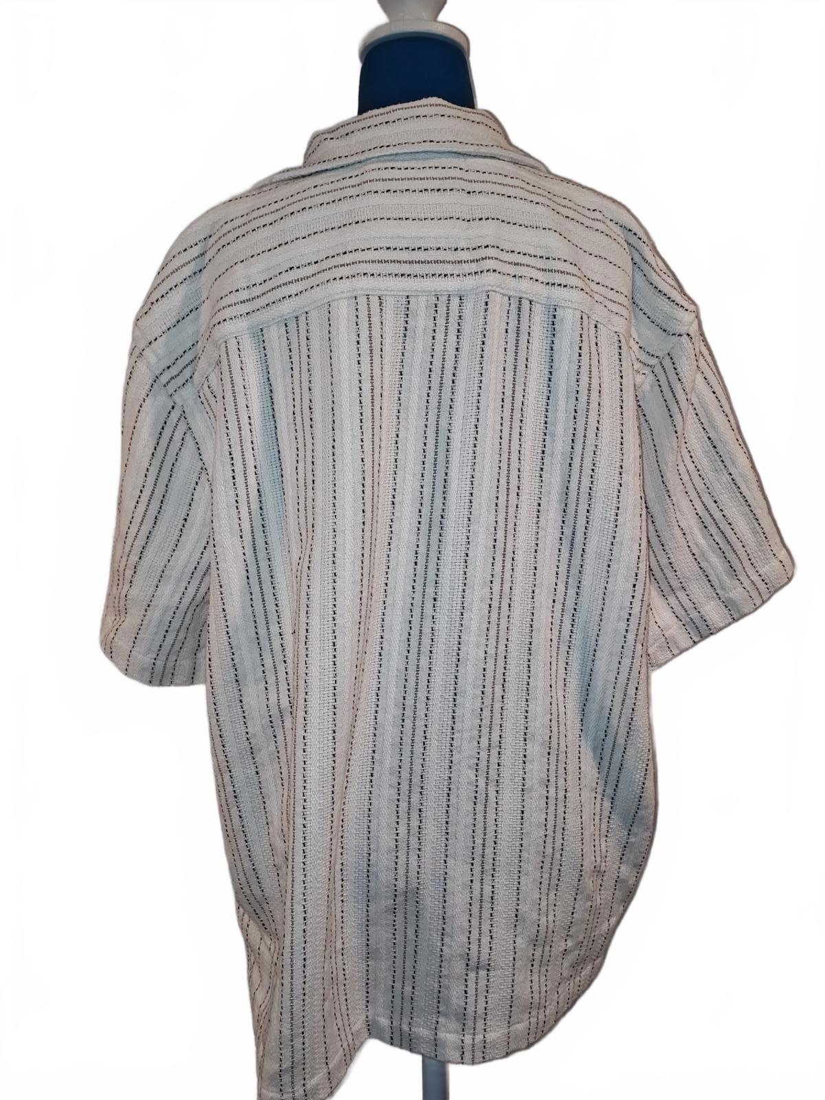 NWT Men's Casual Short Sleeve Button-Up Shirt with Stripe Pattern
